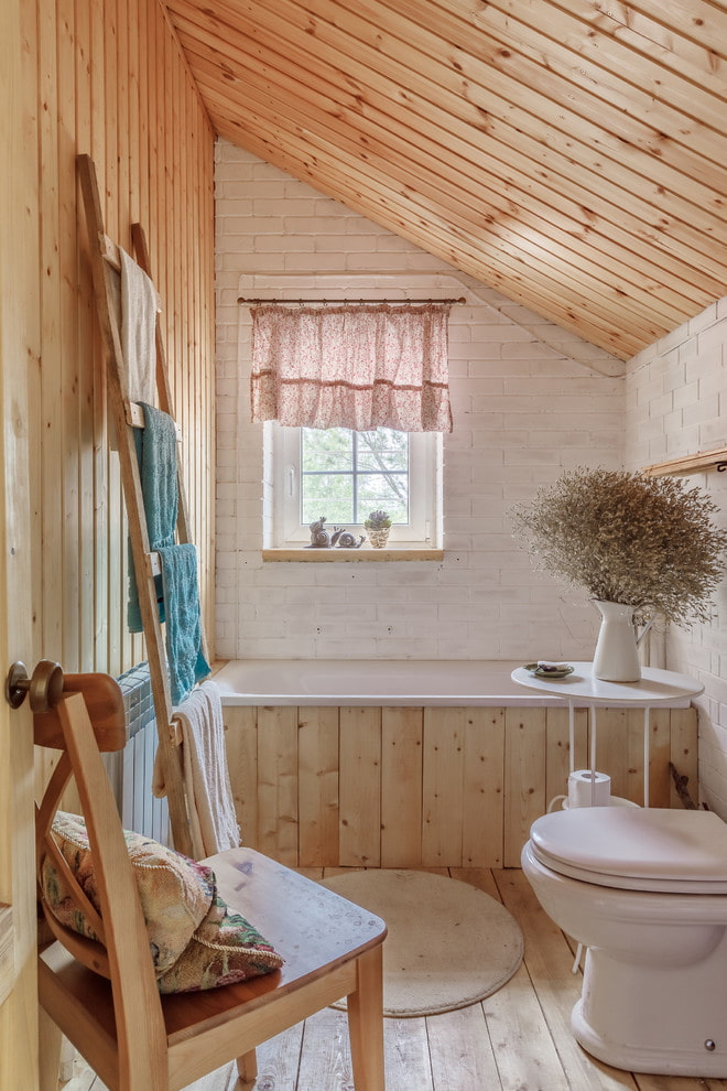 Plafond en bois dans la salle de bain