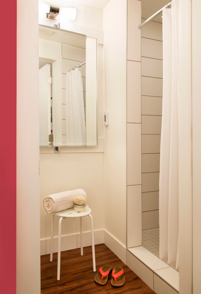 Salle de douche dans une petite salle de bain