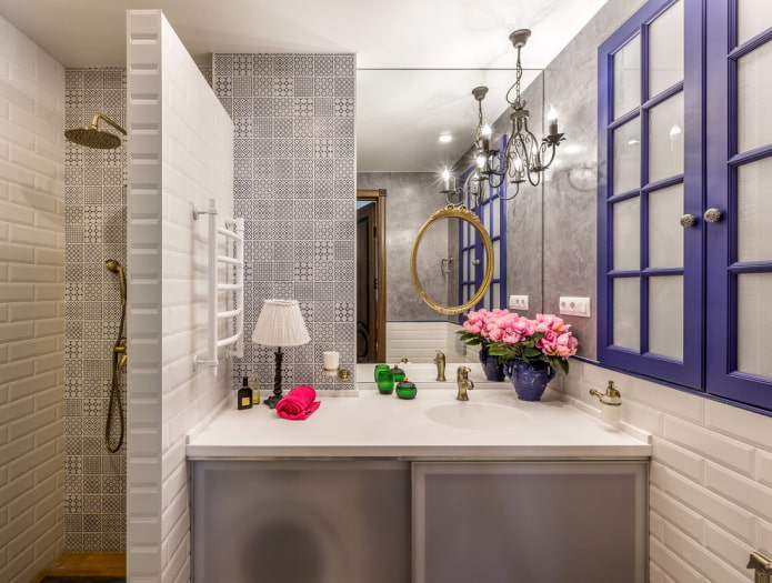 Petite salle de douche dans l'appartement