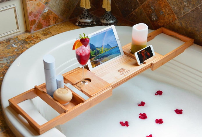 Tablette et téléphone dans la salle de bain