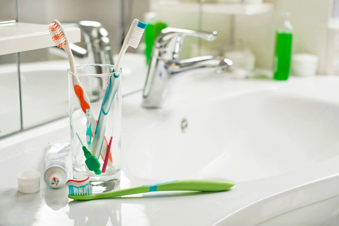 Brosses à dents dans la salle de bain