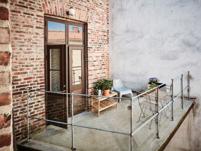 Balcon ouvert dans le style loft