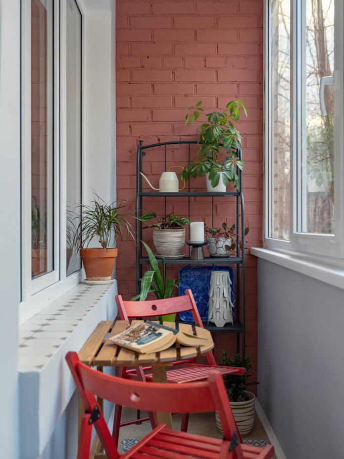 Étagères et coin salon sur le balcon dans le style loft