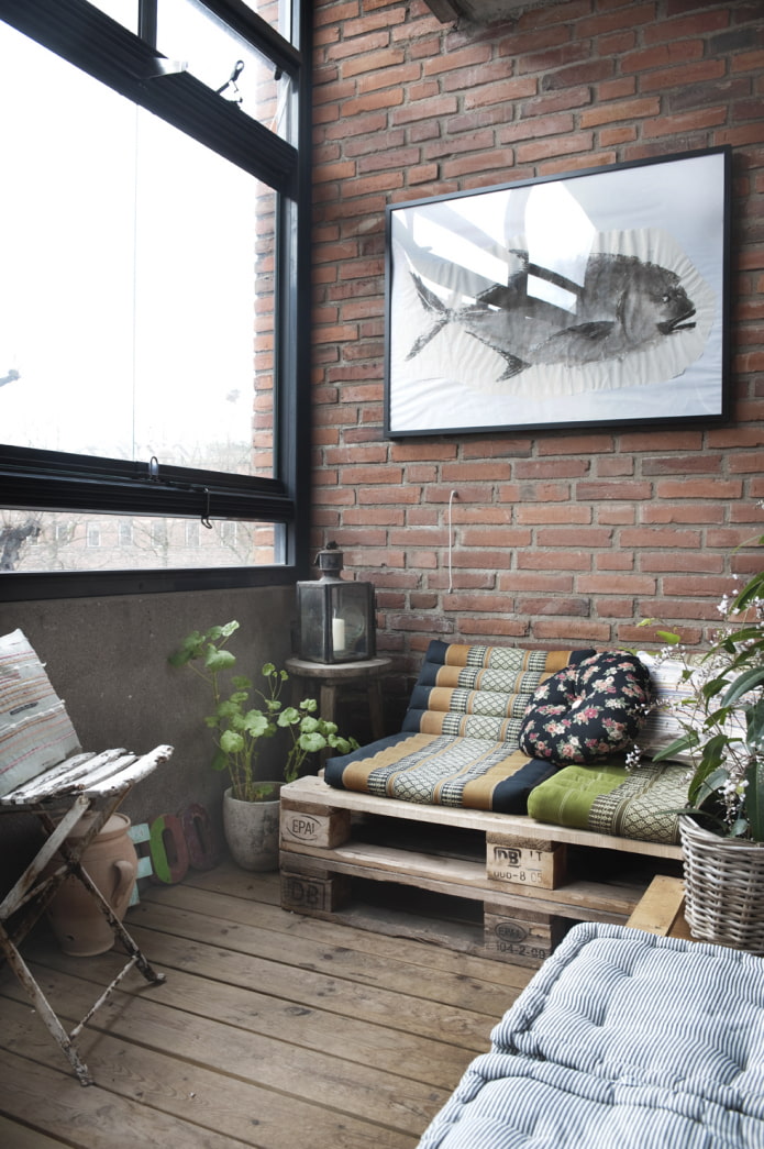 Loggia avec mobilier en palette de style loft