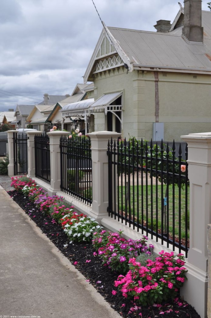 fleurs à l'extérieur de la maison