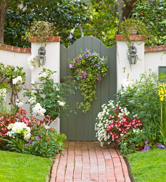 fleurs près de la porte