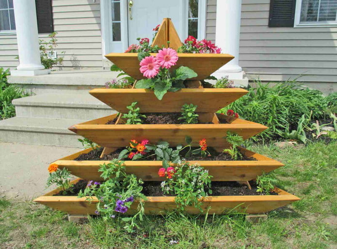 pyramide de parterre de fleurs en bois