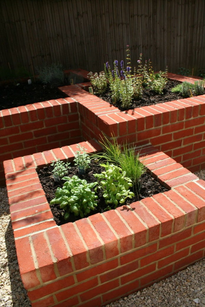 jardin de fleurs en brique monolithique