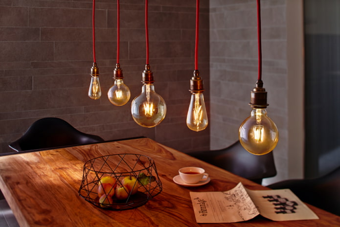 Lampes Edison sur la table