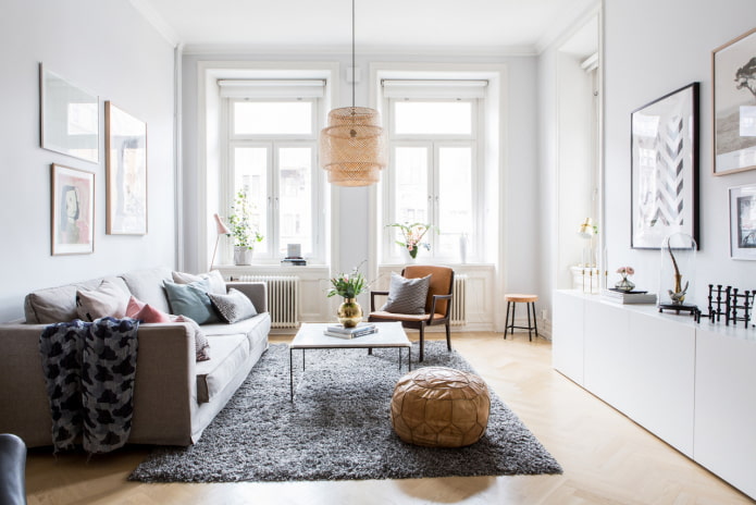 Salon blanc avec une longue commode