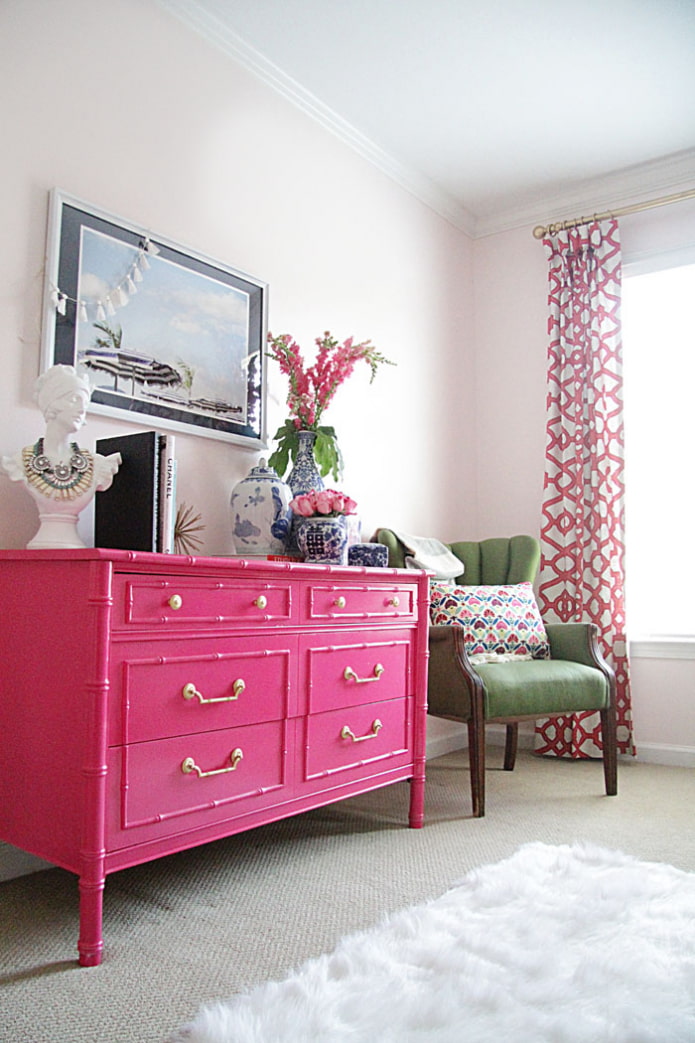 Commode rose dans le salon