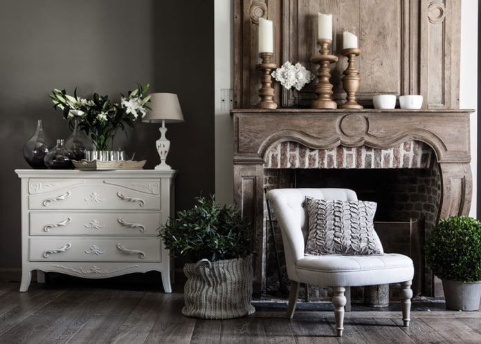 Commode à l'intérieur du salon dans un style classique