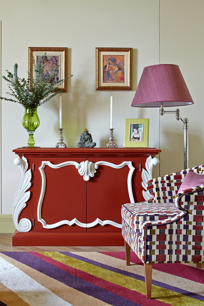 commode rouge dans le salon