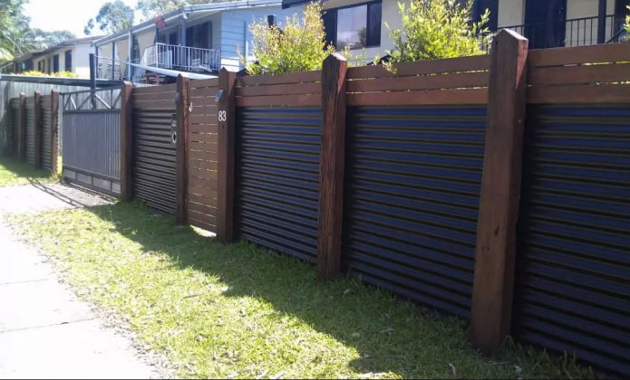 Clôture en tôle profilée avec poteaux en bois