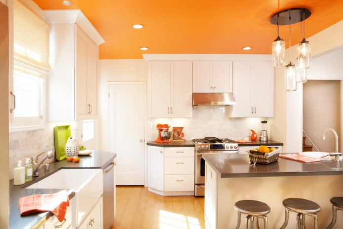 Cuisine avec plafond orange