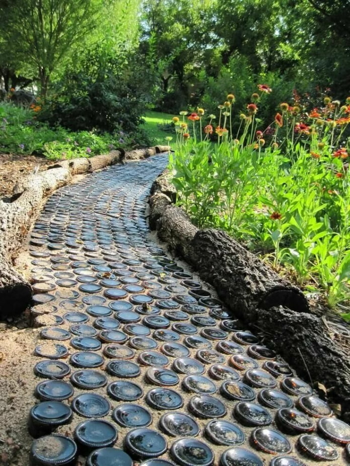 Allée de jardin à partir de bouteilles