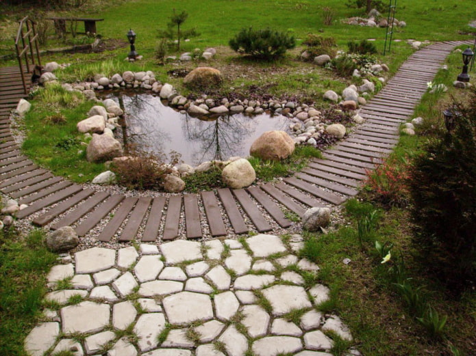 Passerelle en planches de bois