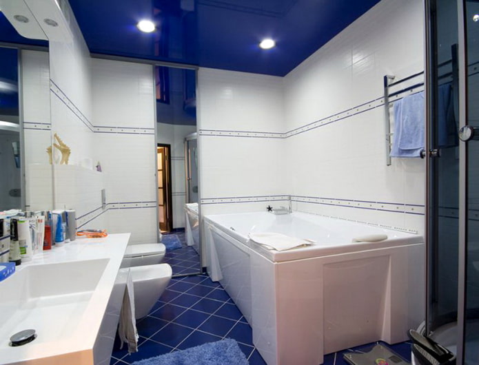 plafond tendu bleu dans la salle de bain