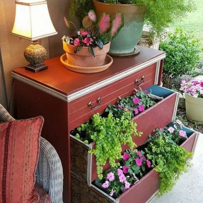 Commode à fleurs à la campagne