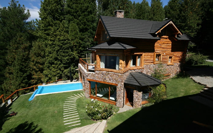 maison en bois avec piscine dans les plaines