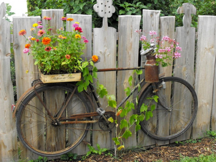 Vélo sur la clôture