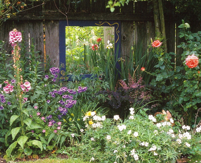 Miroir sur la clôture