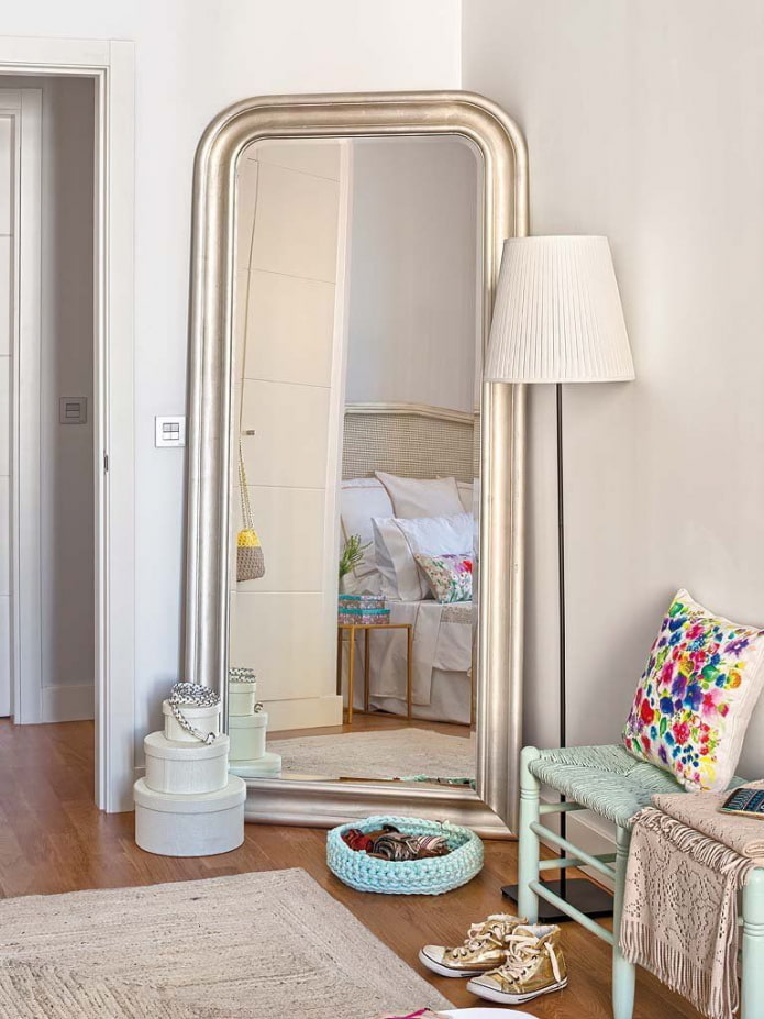 Miroir dans le coin de la chambre