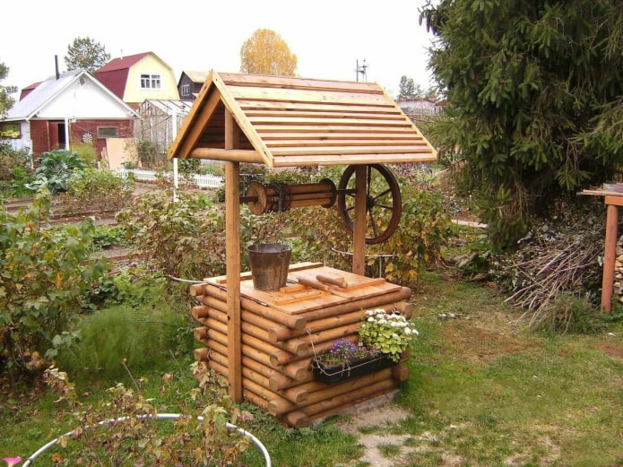 un puits en bois avec un volant