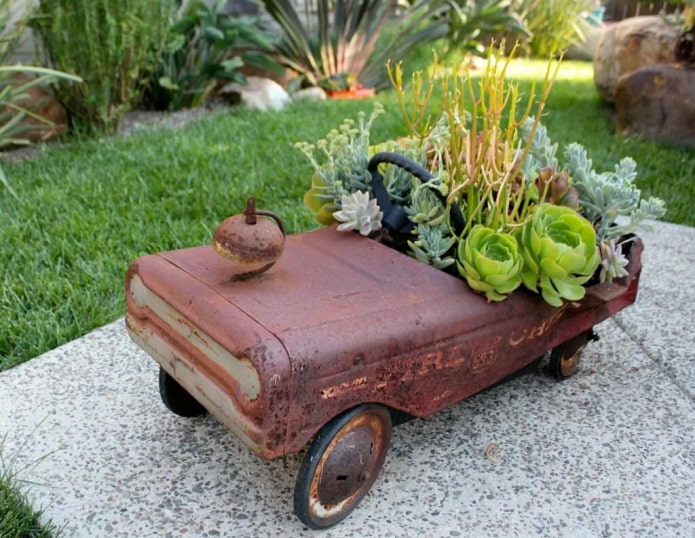 Petite voiture dans le jardin