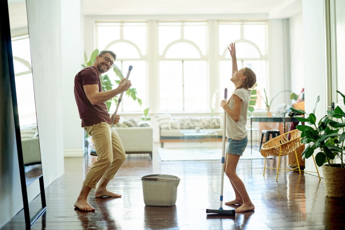 Danser pendant le nettoyage