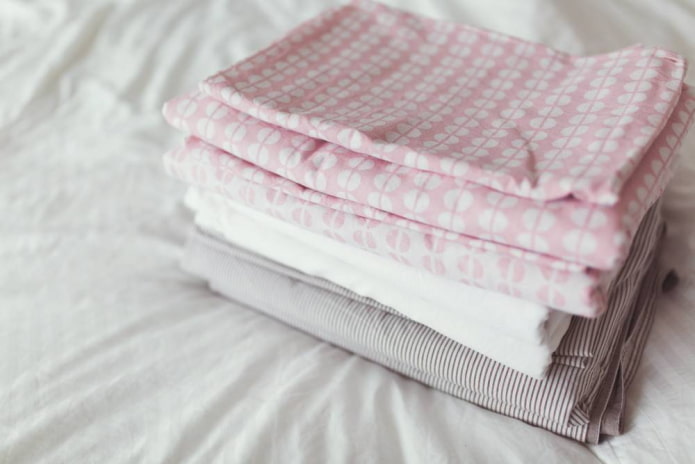 Linge de lit en pile