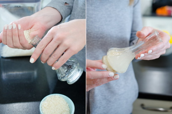 Laver une bouteille avec du riz