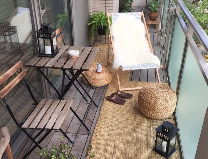 chaise longue sur le balcon