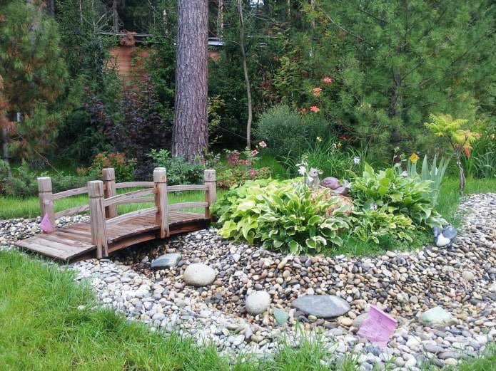 pont dans le jardin