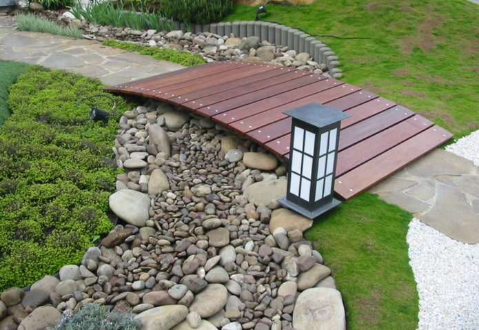 pont en bois dans le jardin