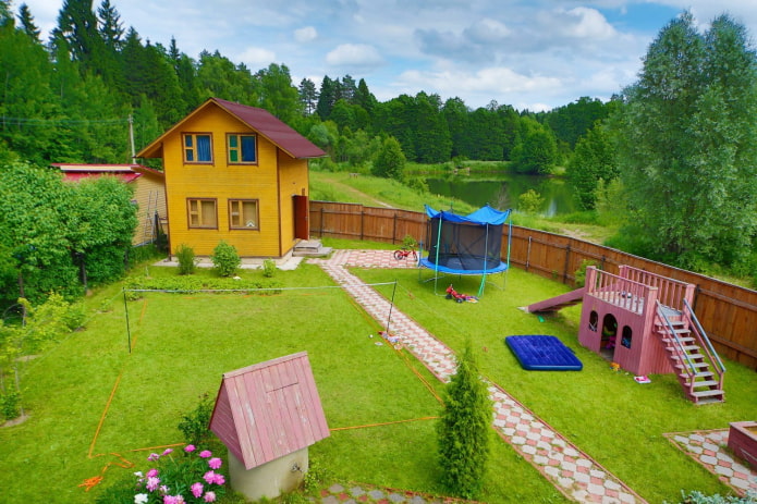 aire de jeux dans le jardin