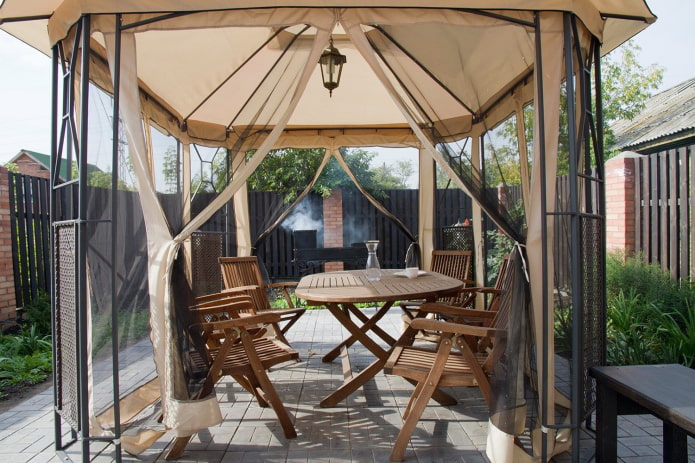 coin repas dans le gazebo