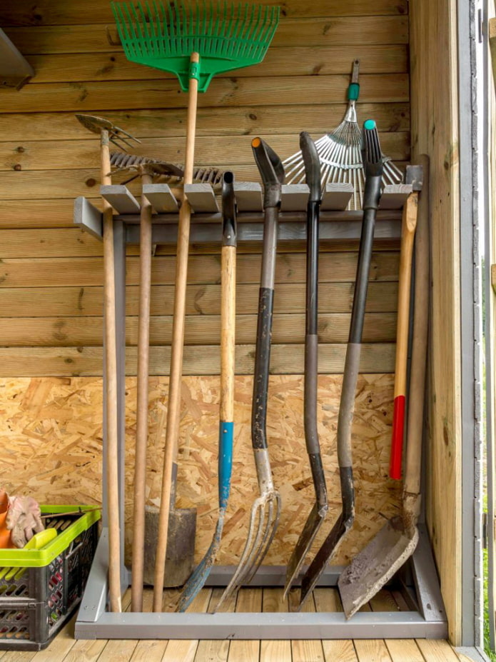 Support pour outils de jardin