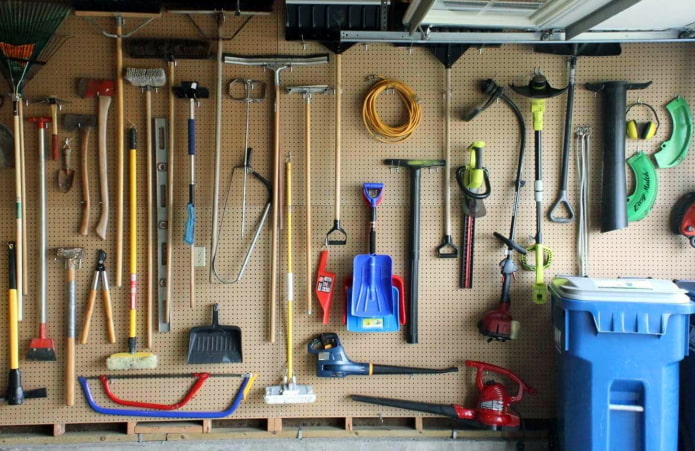 Outils sur une surface perforée