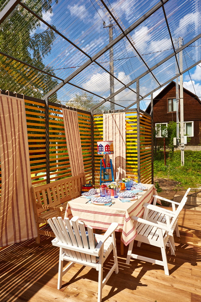 salle à manger sur la véranda ouverte