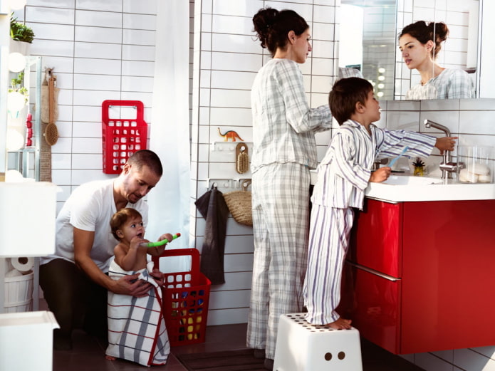 famille dans la salle de bain