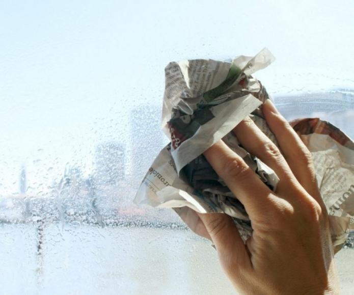 laver les vitres avec du papier journal