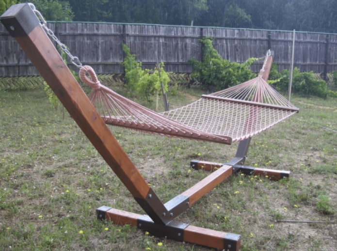 hamac sur un cadre en bois