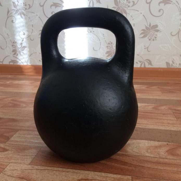 kettlebell บนเสื่อน้ำมัน