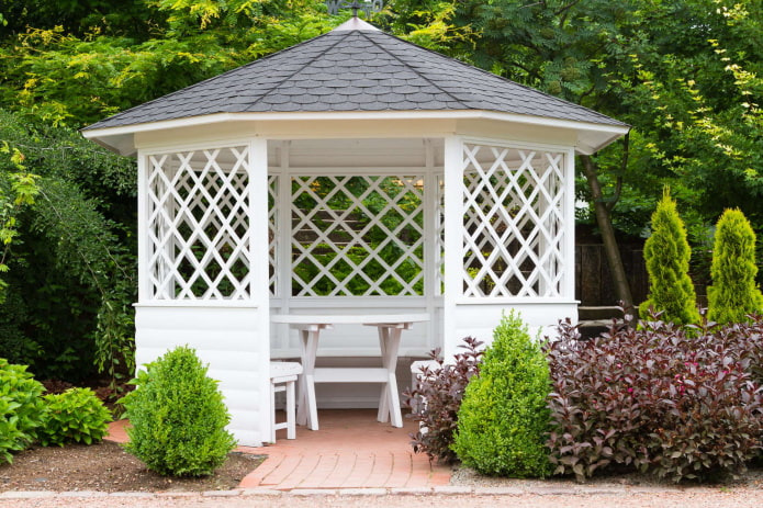 gazebo ouvert avec une table