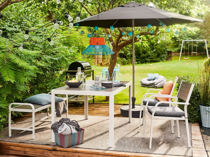 salle à manger avec un parasol à la campagne