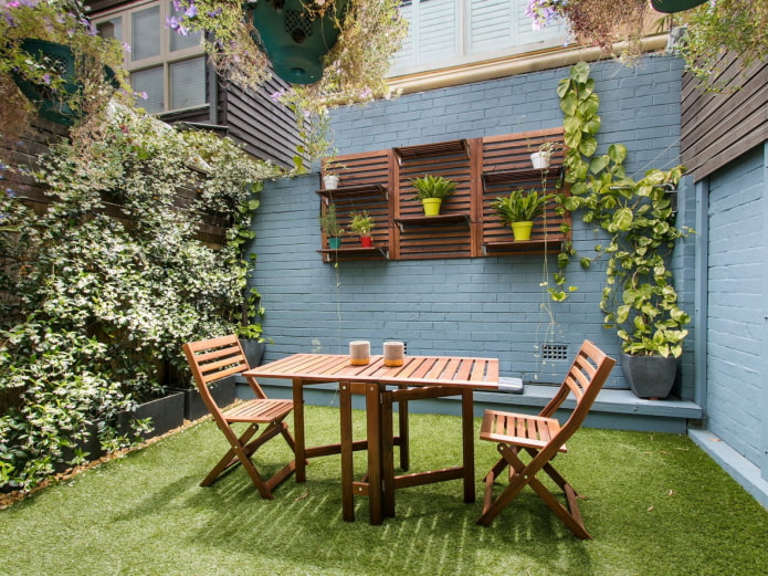 table sur la parcelle dans le jardin