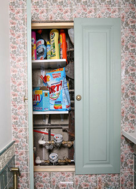 armoire à tuyaux dans les toilettes