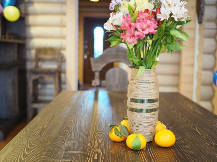 vase fait maison à partir d'une bouteille et d'une ficelle