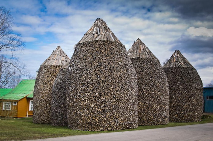 Petite maison en tas de bois